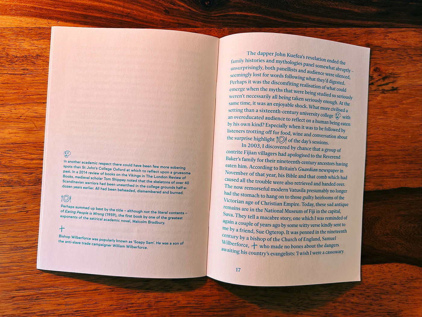 Pages 16 and 17. Throughout the 24-page boekie, the main text flows over the right hand pages. On the left pages, juicy digressions and elaborations appear as side notes.